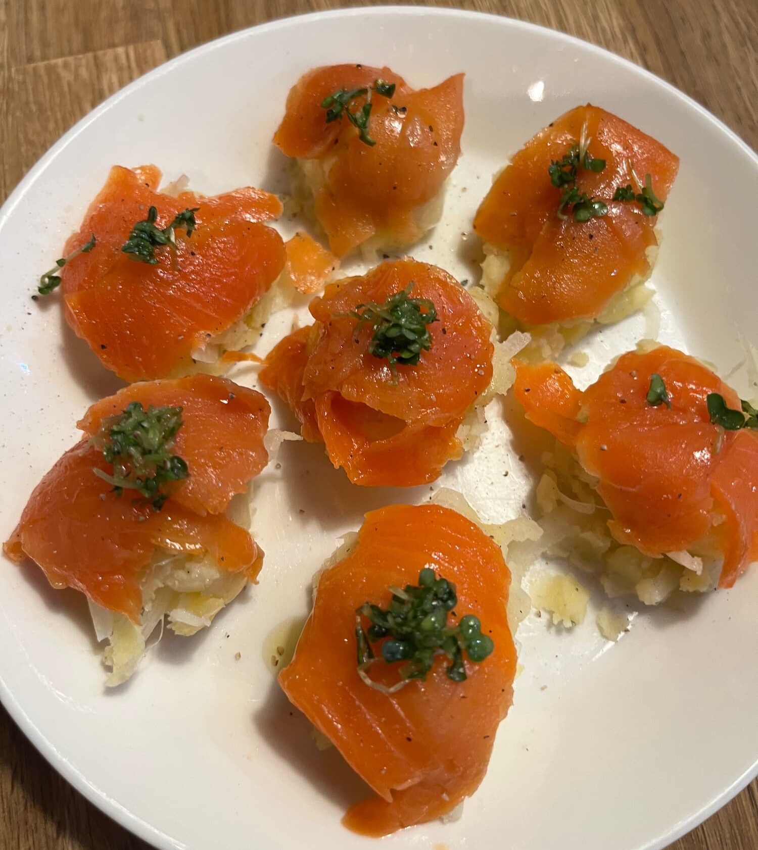 スモークサーモンとマッシュポテトのおつまみ