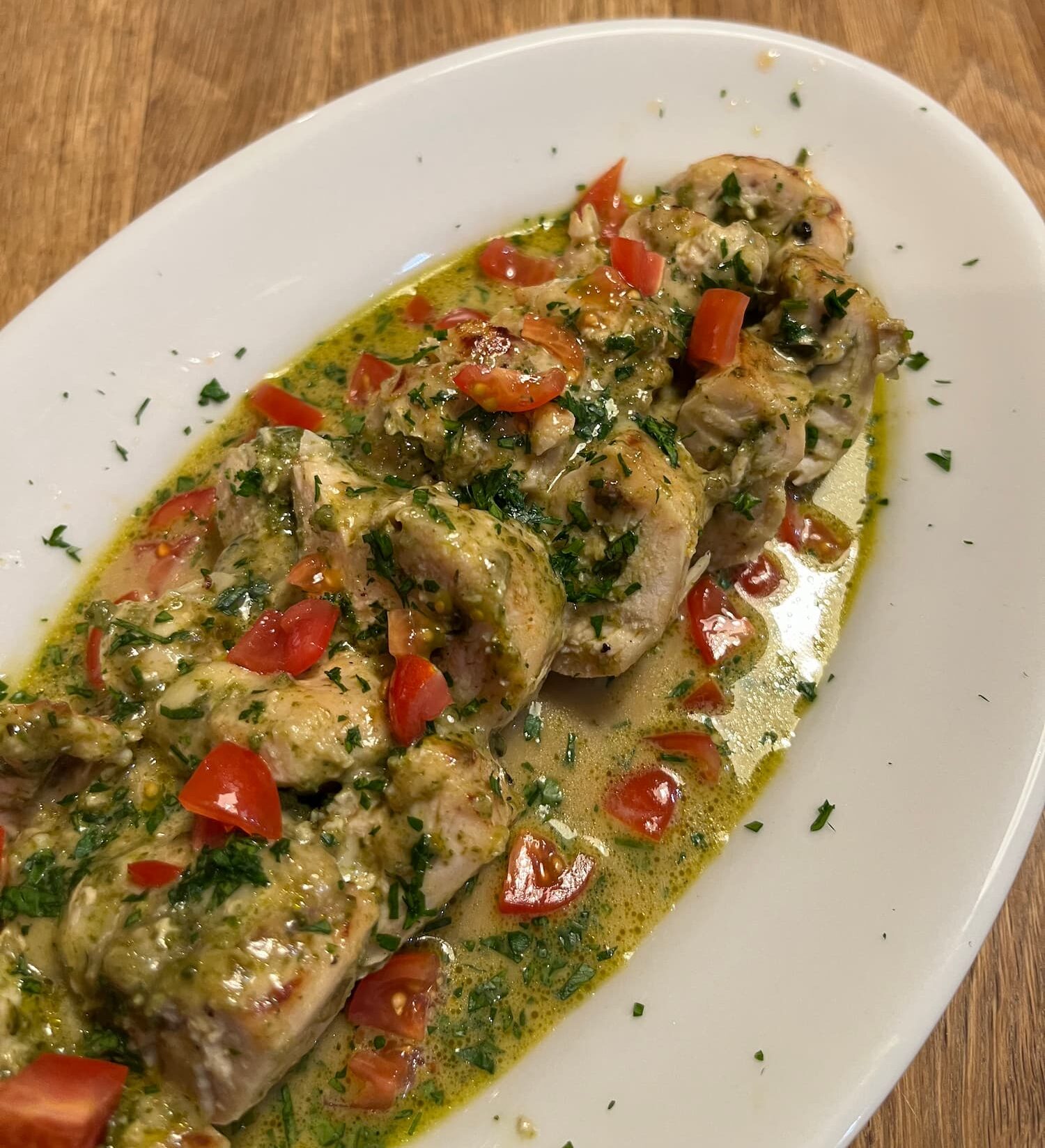 鶏むね肉のバジルチーズロール。トマトソース仕立て